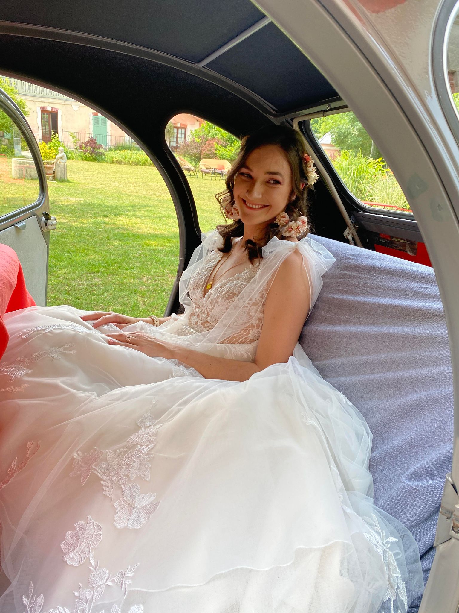 Mariée dans voiture d'exception 2CV d'origine.
